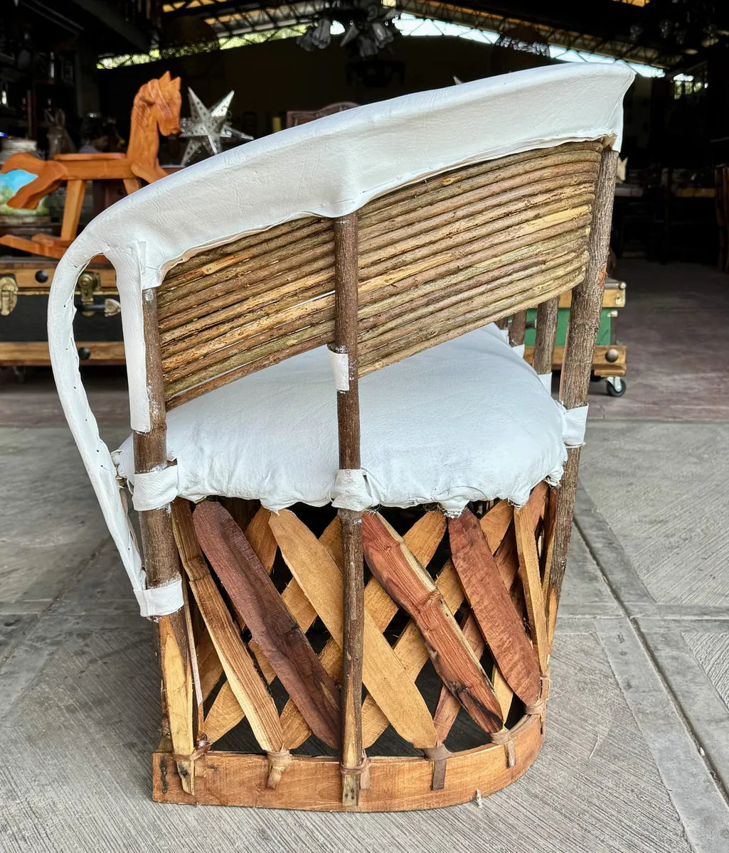 Sillon Equipal Tradicional Para 3 Personas Estilo Varas Blanco Piel De Cerdo Agregar a favoritos