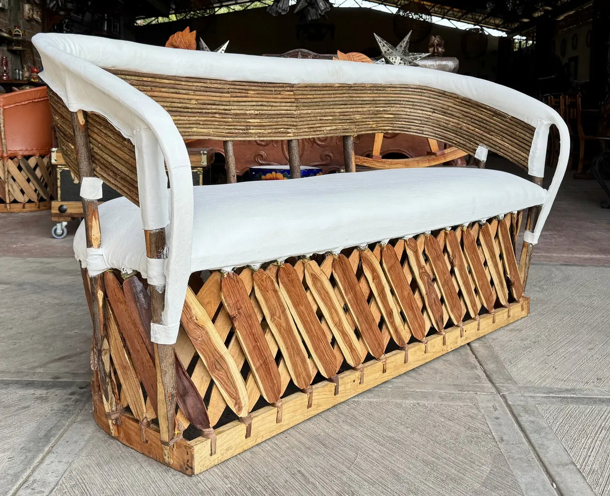 Sillon Equipal Tradicional Para 3 Personas Estilo Varas Blanco Piel De Cerdo Agregar a favoritos