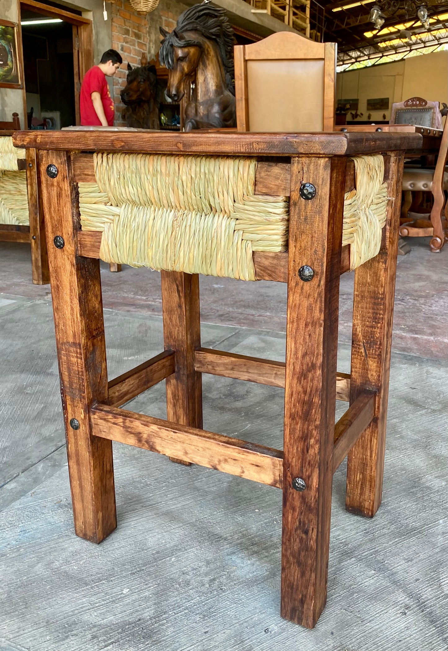 Mesa lateral tejido estilo Antiguo.