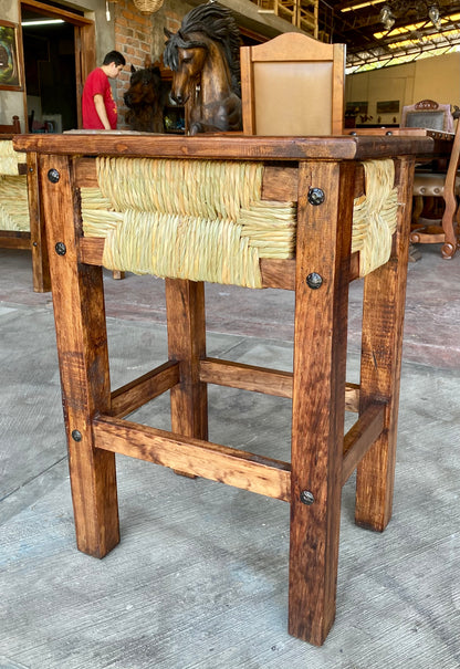 Mesa lateral tejido estilo Antiguo.