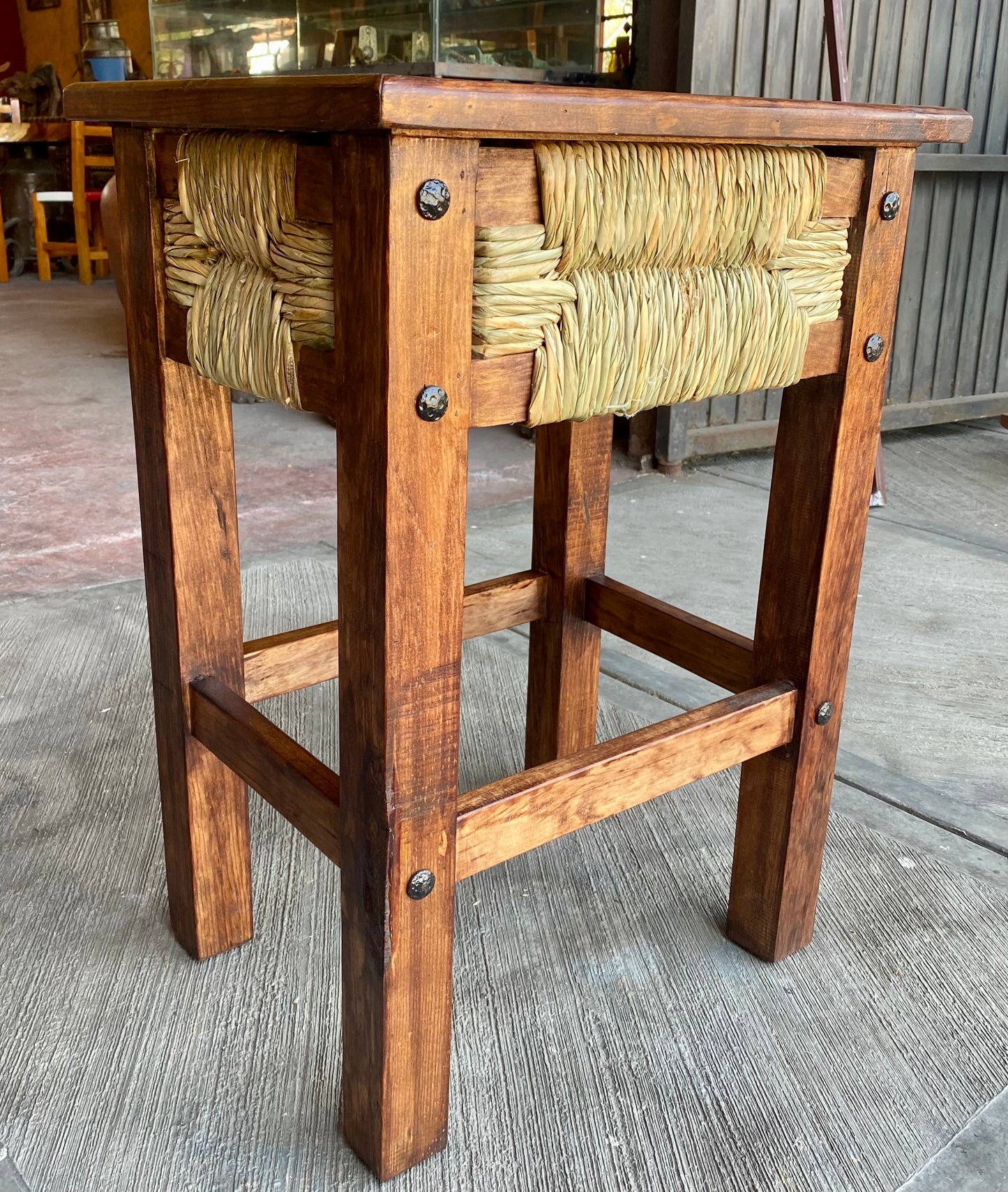 Mesa lateral tejido estilo Antiguo.