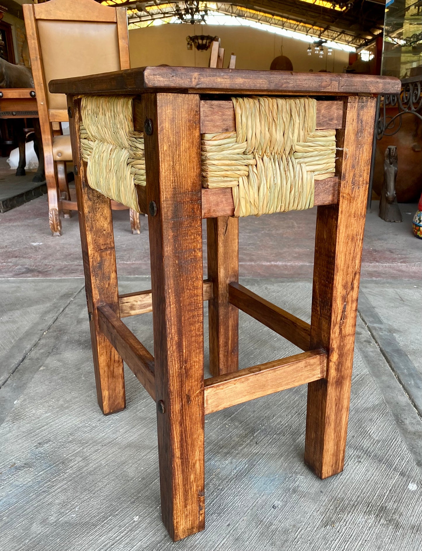 Mesa lateral tejido estilo Antiguo.