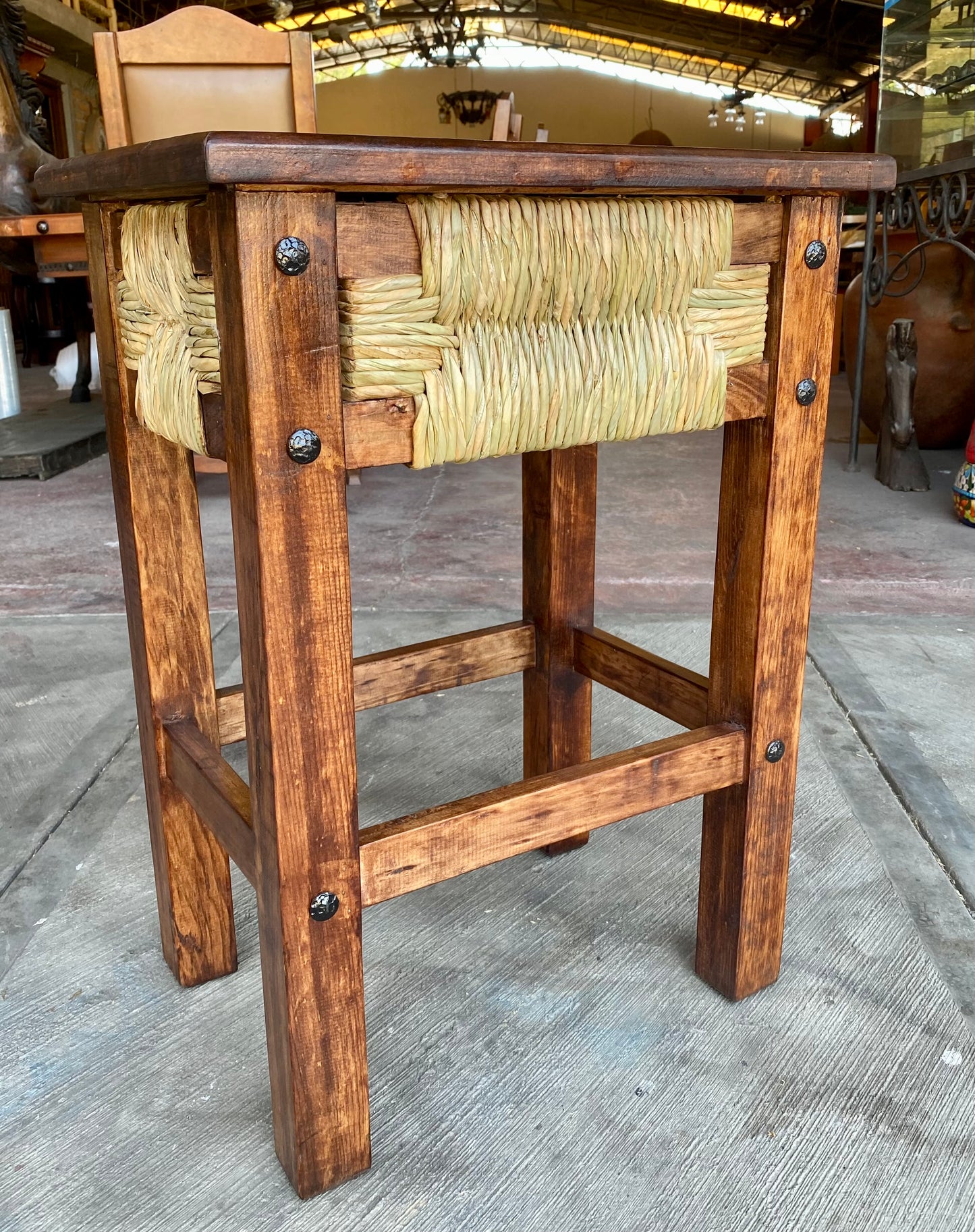 Mesa lateral tejido estilo Antiguo.