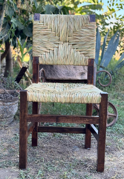 Silla Artesanal Madera Sustentable Estilo Elegante Tono Nogal