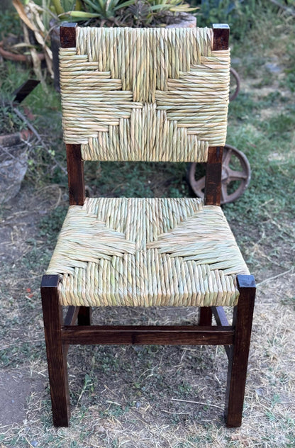 Silla Artesanal Madera Sustentable Estilo Elegante Tono Nogal