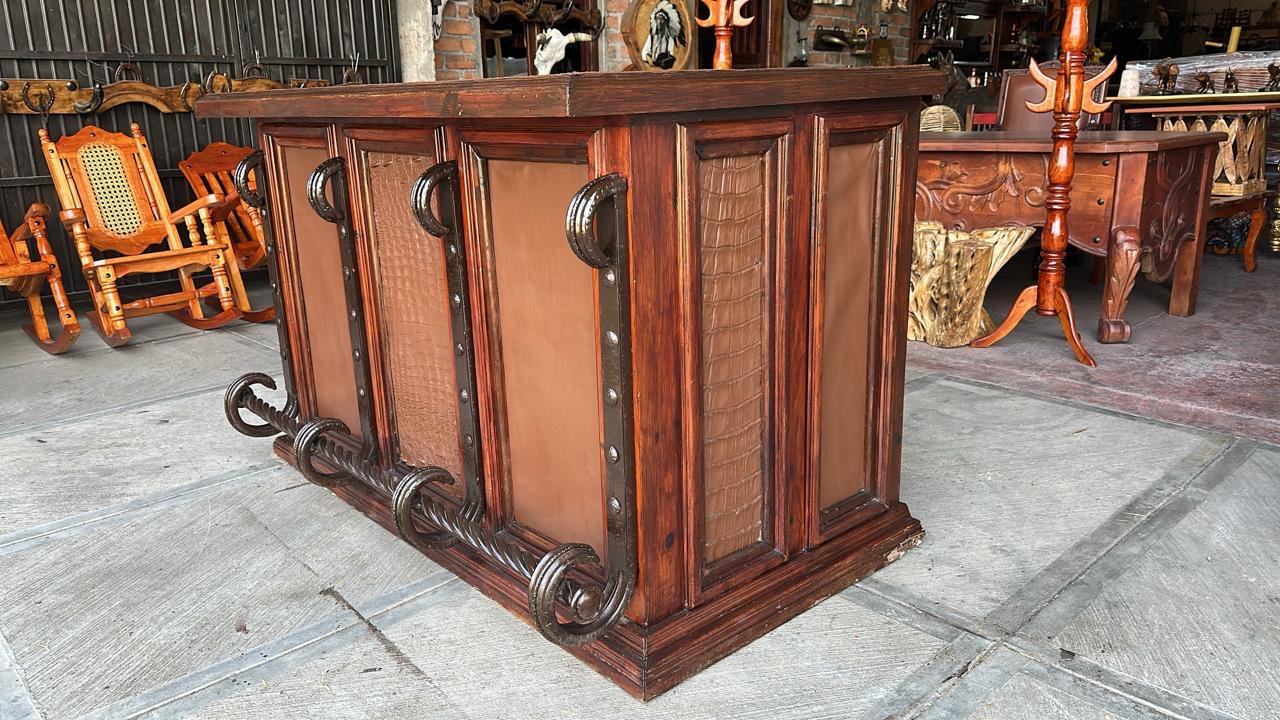 Antigua Original Escritorio  De Madera de Encino Y Cedro con Piel de Vaca y cocodrilo