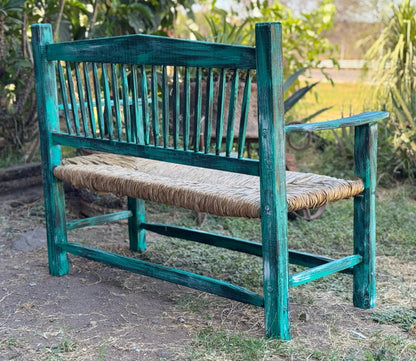 Banca artesanal de madera maciza con asiento tejido con tule