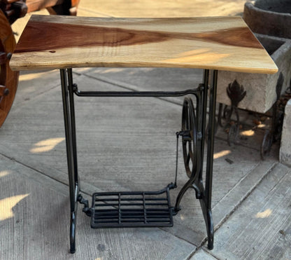 Bella Mesa Credenza Con Pedal De Maquina De Coser Antigua