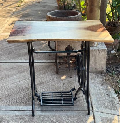 Bella Mesa Credenza Con Pedal De Maquina De Coser Antigua