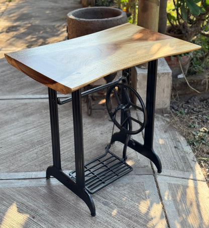 Bella Mesa Credenza Con Pedal De Maquina De Coser Antigua