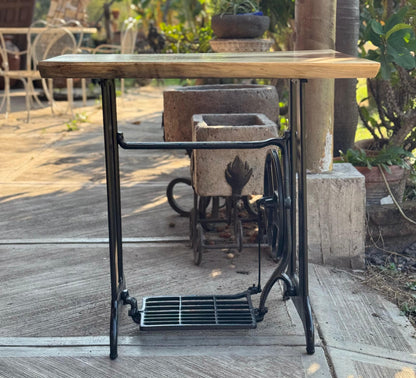 Bella Mesa Credenza Con Pedal De Maquina De Coser Antigua