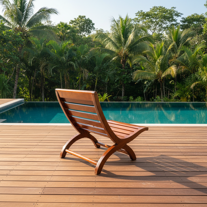 Sillón Miguelito de mezquite en deck de madera con alberca infinity y selva