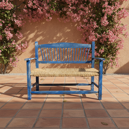 Banca azul vintage en patio de hacienda mexicana con bugambilias