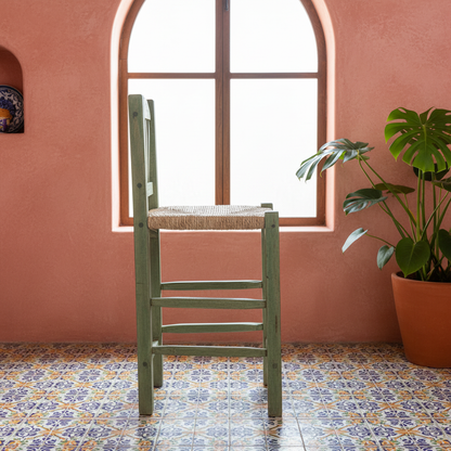 Banco de bar de encino verde en cocina hacienda con piso de talavera