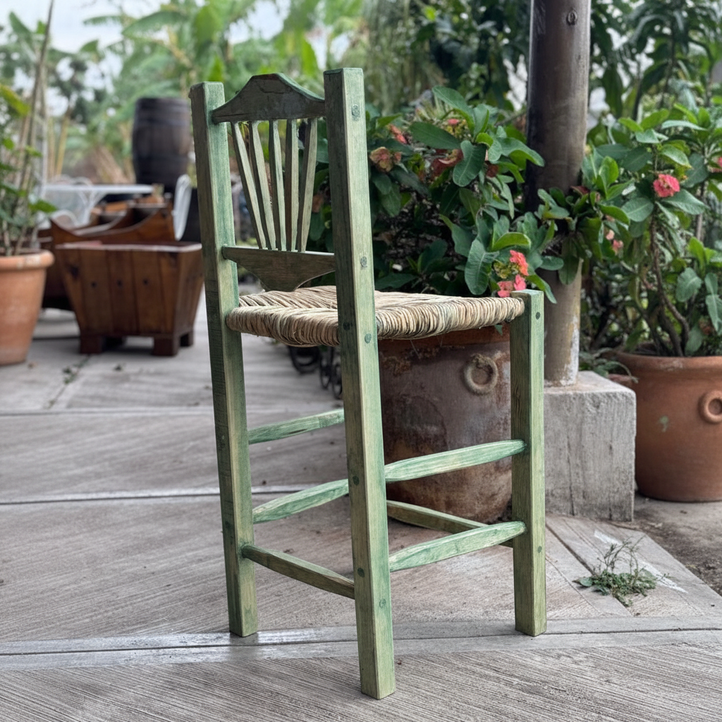 Banco de bar de encino verde en deck de jardín hacienda con plantas tropicales