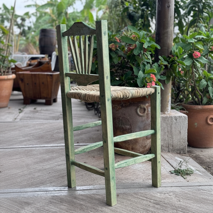Banco de bar de encino verde en deck de jardín hacienda con plantas tropicales