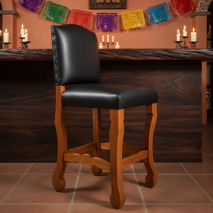 Banco de bar rosa morada piel negra en barra de mesquite con papel picado
