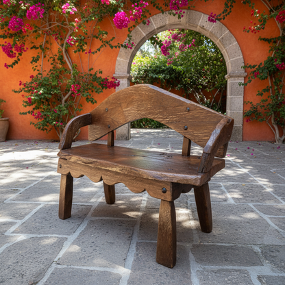Banco de mezquite antiguo en patio colonial con bugambilias y arco de piedra