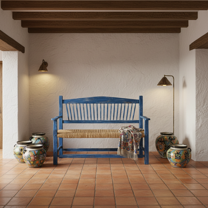 Banca azul vintage en sala interior mexicana con vigas