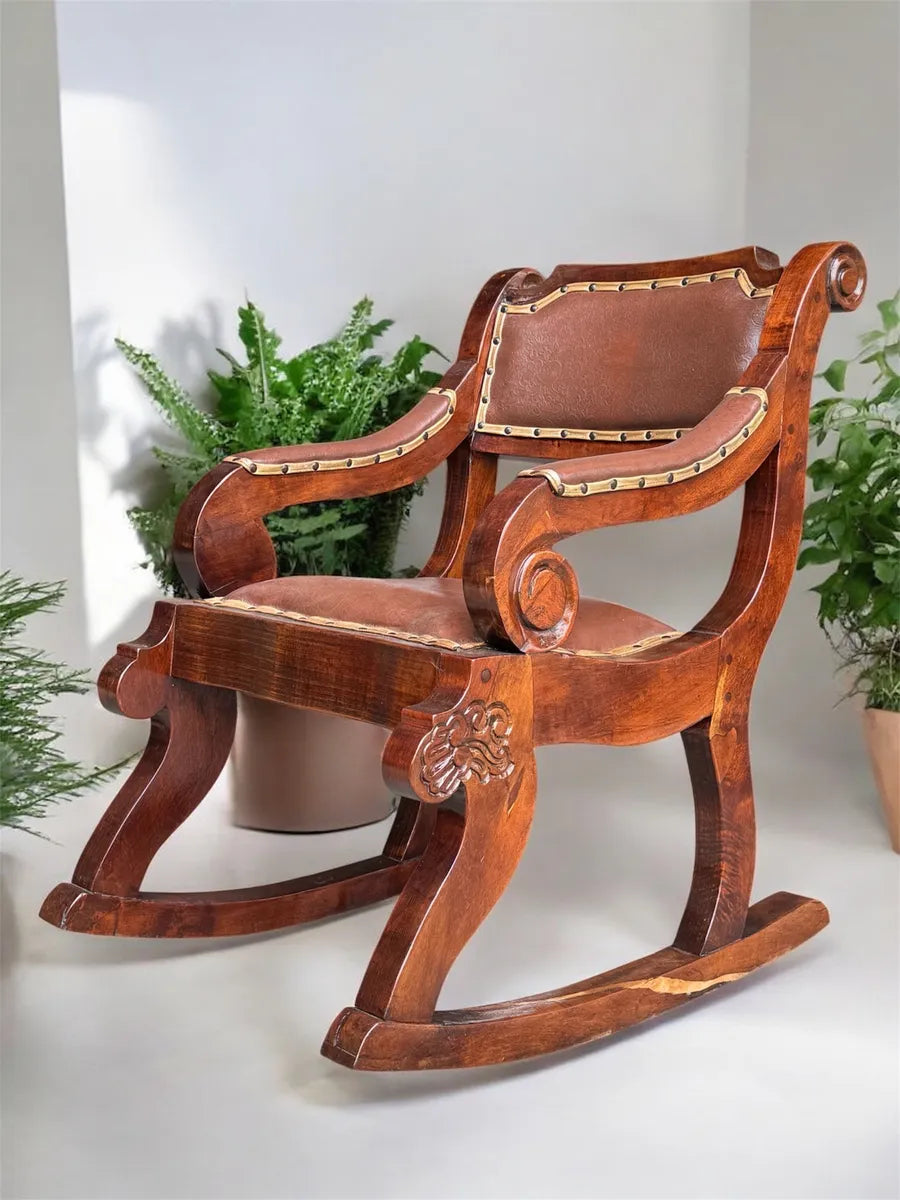 Silla Mecedora En Madera De Mezquite Y Piel Estilo Antiguo.
