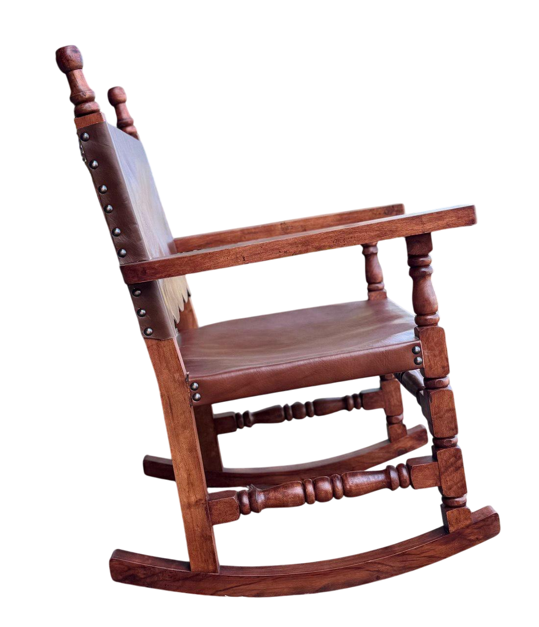 Silla Mecedora En Madera De Mezquite Y Piel Tallada A Mano Estilo Antiguo.