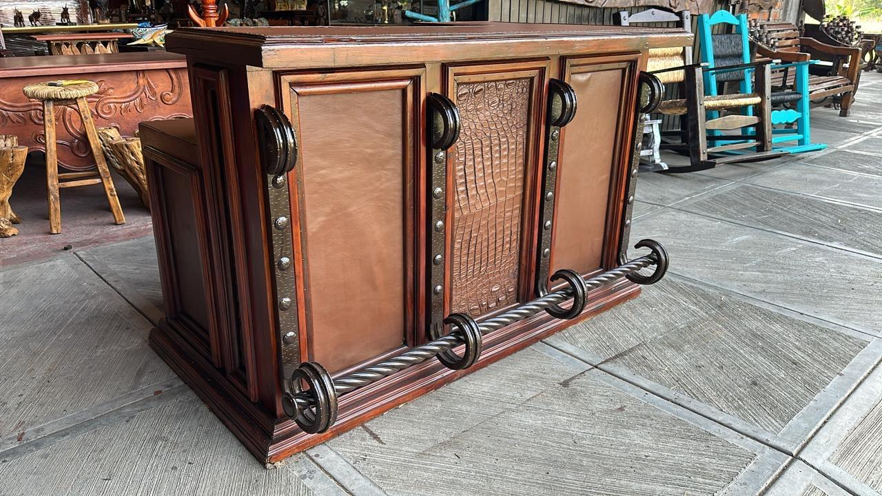 Antigua Original Escritorio  De Madera de Encino Y Cedro con Piel de Vaca y cocodrilo