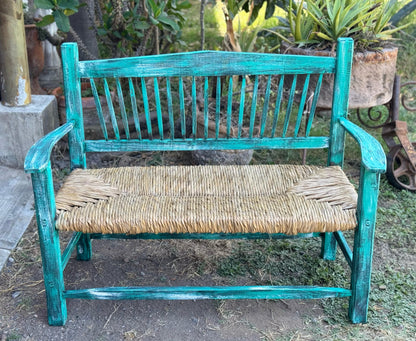 Banca artesanal de madera maciza con asiento tejido con tule