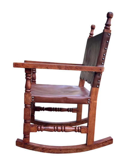 Silla Mecedora En Madera De Mezquite Y Piel Tallada A Mano Estilo Antiguo.