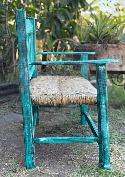 Banca artesanal de madera maciza con asiento tejido con tule