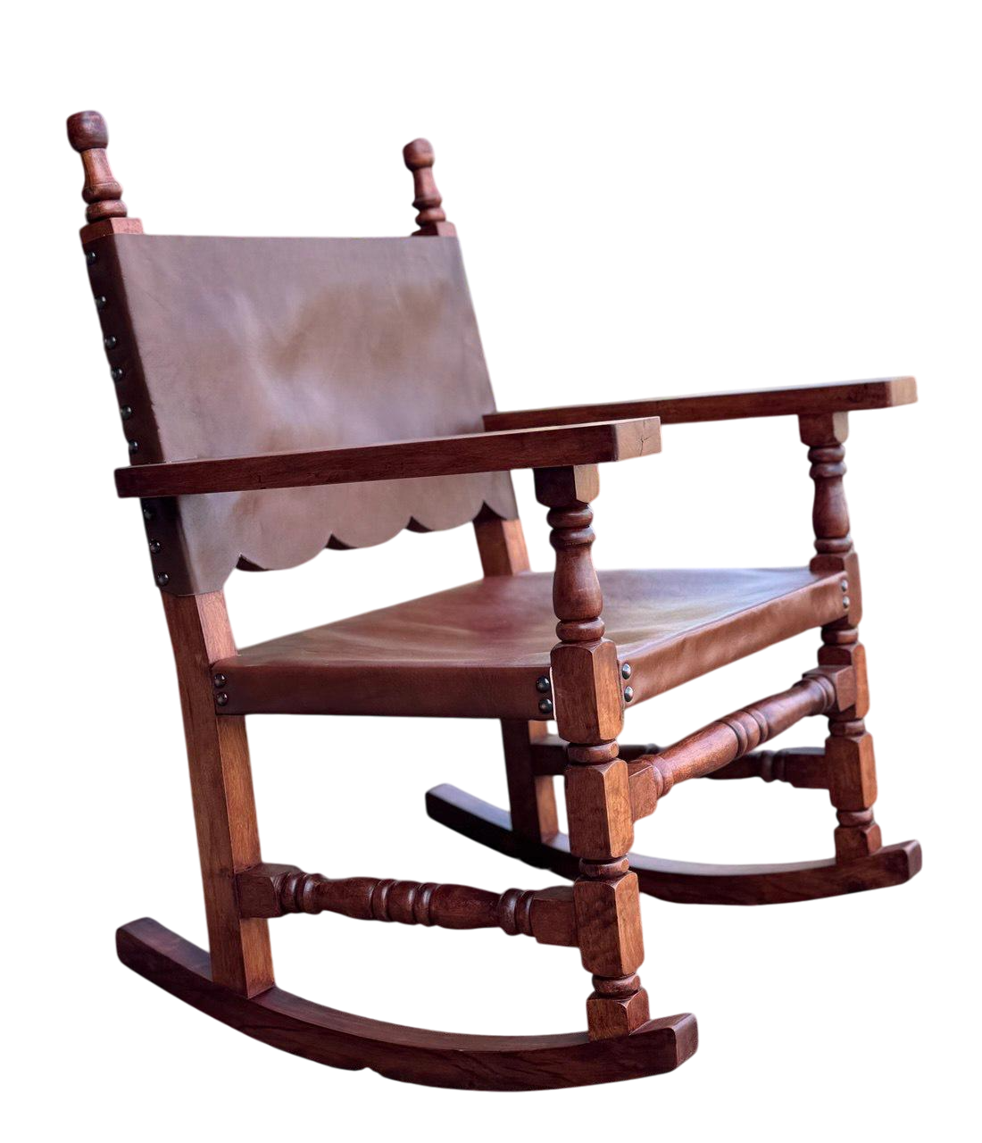 Silla Mecedora En Madera De Mezquite Y Piel Tallada A Mano Estilo Antiguo.