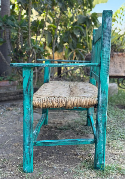 Banca artesanal de madera maciza con asiento tejido con tule