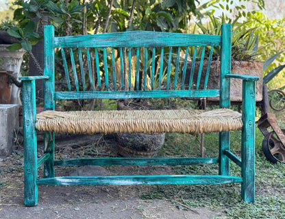Banca artesanal de madera maciza con asiento tejido con tule