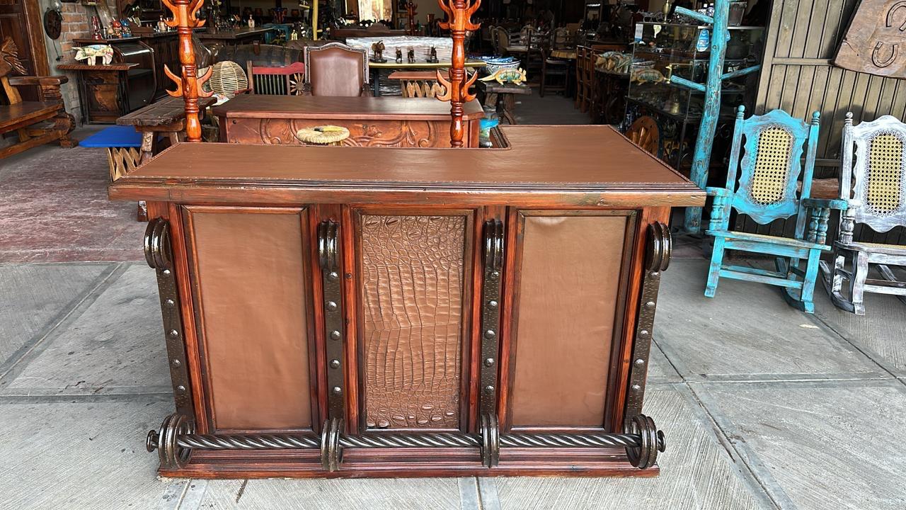Antigua Original Escritorio  De Madera de Encino Y Cedro con Piel de Vaca y cocodrilo