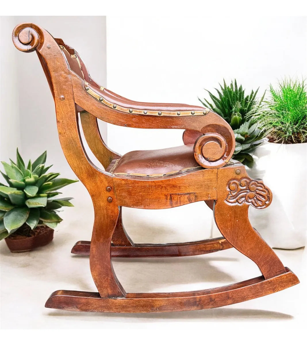 Silla Mecedora En Madera De Mezquite Y Piel Estilo Antiguo.
