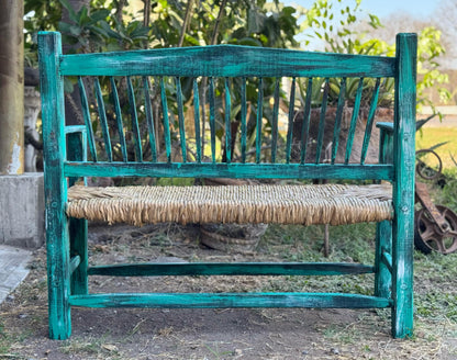 Banca artesanal de madera maciza con asiento tejido con tule
