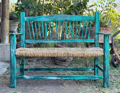 Banca artesanal de madera maciza con asiento tejido con tule