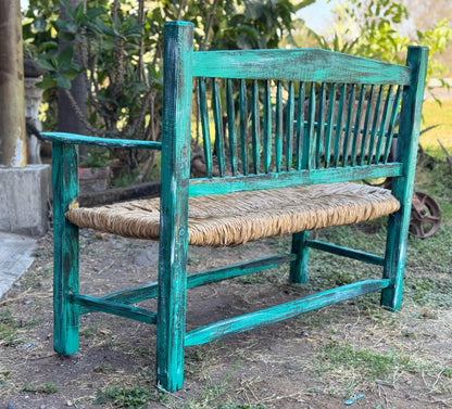 Banca artesanal de madera maciza con asiento tejido con tule