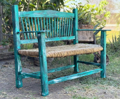 Banca artesanal de madera maciza con asiento tejido con tule